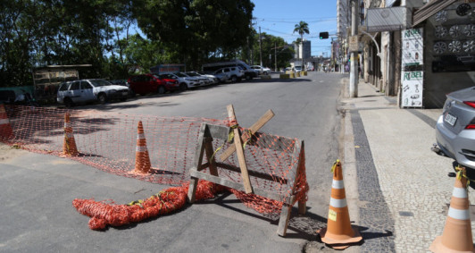 Trecho da XV de Novembro interditado (Fotos: Rodrigo Silveira)