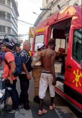 Homem sendo socorrido pelo Corpo de Bombeiros