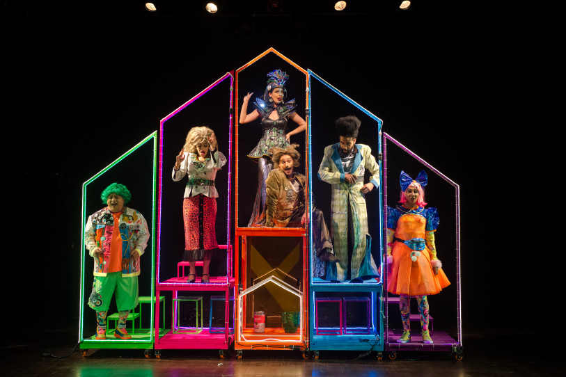 Peça aborda a relação das pessoas com as tecnologias