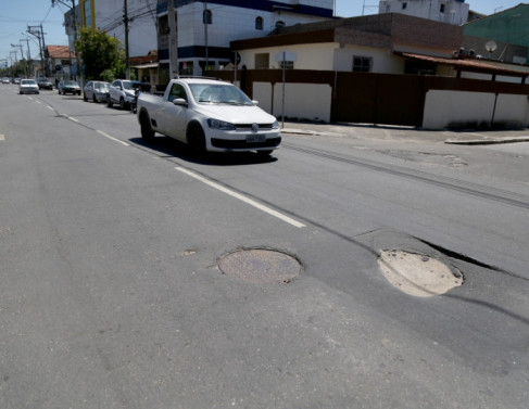 Avenida Cora de Alvarenga com buracos