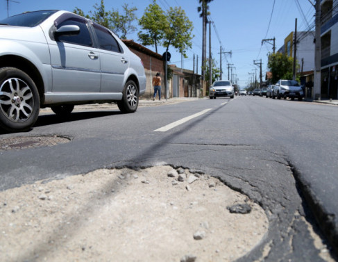 Avenida Cora de Alvarenga com buracos