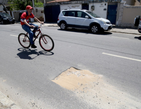 Avenida Cora de Alvarenga com buracos