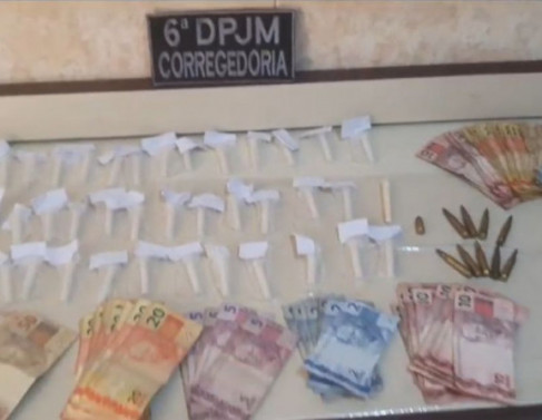 Com os policiais foram encontrados dinheiro e drogas 