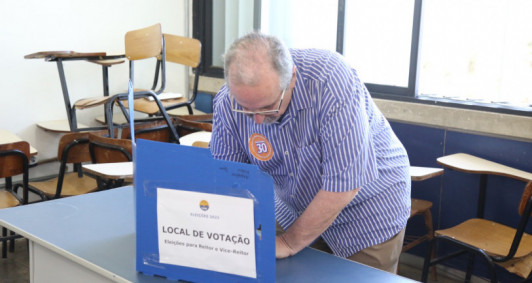 Carl&atilde;o votou no per&iacute;odo da tarde 