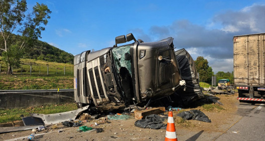 Carreta tomba na BR 101 (Fotos do leitor)