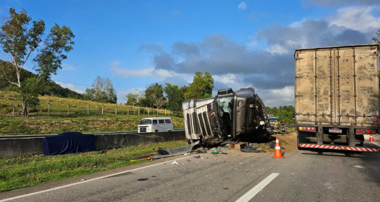 Carreta tomba na BR 101 (Fotos do leitor)