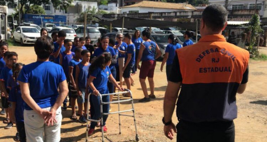 Simulado de desocupao na Apae (Fotos: Divulgao)