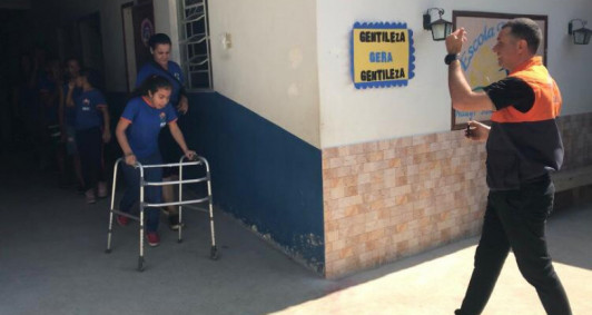 Simulado de desocupao na Apae (Fotos: Divulgao)