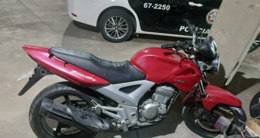 Moto usada na ação é apreendida pela PM