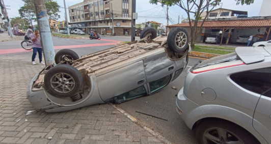 Carro capotado (Foto: Phelipe Soares)