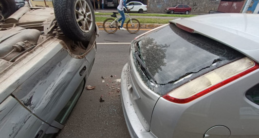 Dois dos carros envolvidos no acidente (Foto: Phelipe Soares)