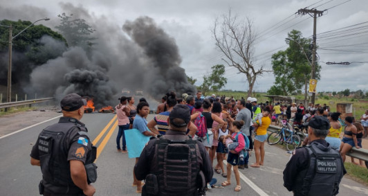 Manifestao fecha a BR 101 (Fotos: Rodrigo Silveira)