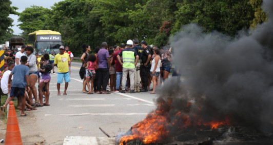 Manifestao fecha a BR 101 (Fotos: Rodrigo Silveira)