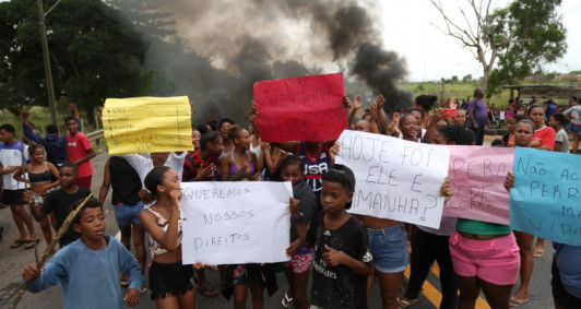 Manifestao fecha a BR 101 (Fotos: Rodrigo Silveira)