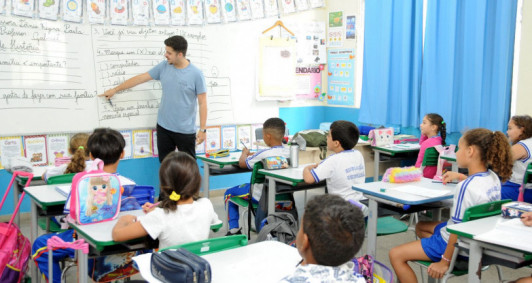Professor da rede municipal em sala de aula