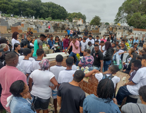 Sepultamento do estudante atropelado na BR 101, em Campos