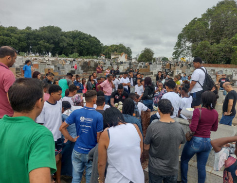 Sepultamento do estudante atropelado na BR 101, em Campos