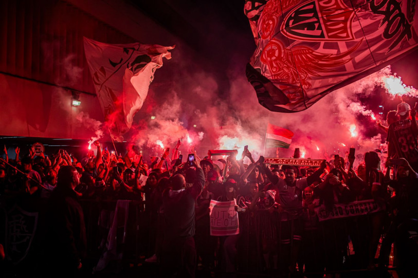 Torcedores do Flu passaram apoio ao clube antes da viagem