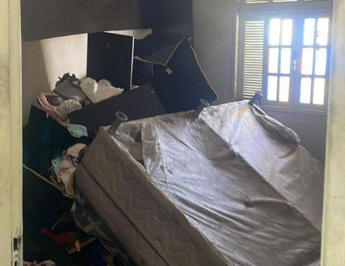 Homem destr�i objetos da casa, no J�quei