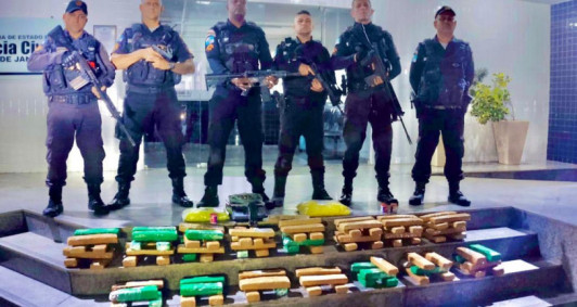 Fuzil e maconha apreendidos