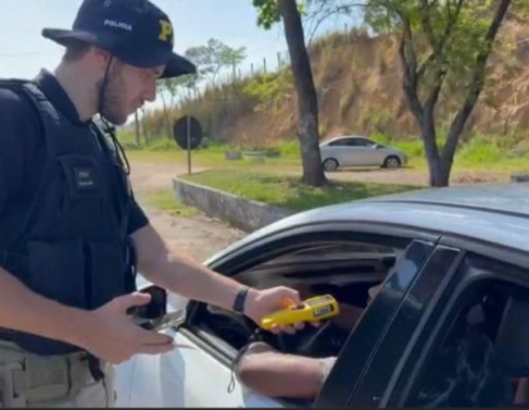 Agente da PRF em fiscalização com bafômetro