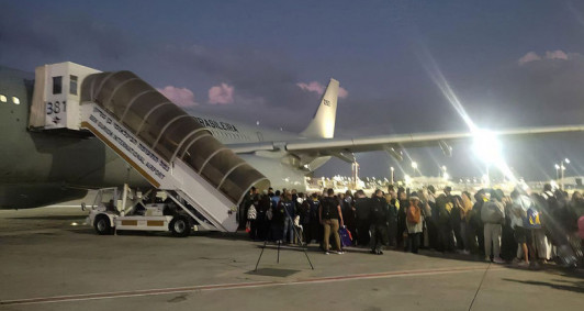 Avião chegou na madrugada no Galeão