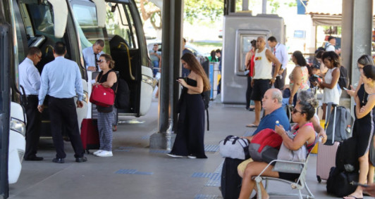 Movimentação no Shopping Estrada, em Campos