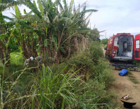 Vtimas sendo socorridas aps assalto 