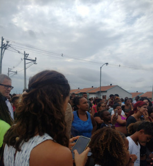 Moradores acompanham a visita t&eacute;cnica 