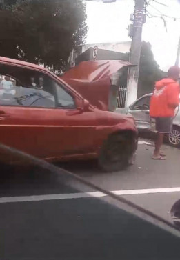 Acidente entre dois carros na manhã desta sexta-feira (20)