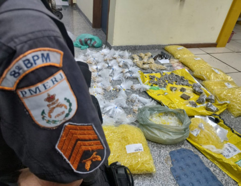 Material apreendido na casa onde a suspeita estava