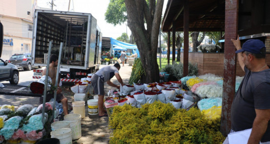 Caminhões estão instalados na Praça da Igreja do Saco 