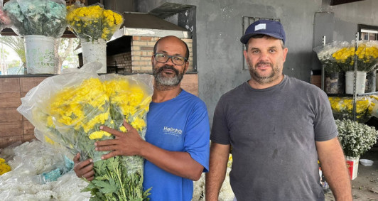 Comerciantes durante a venda de flores para o Finados 