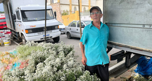 Seu Osmarino vem para Campos há 50 anos para vender flores