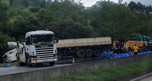 Três caminhões se envolveram no acidente