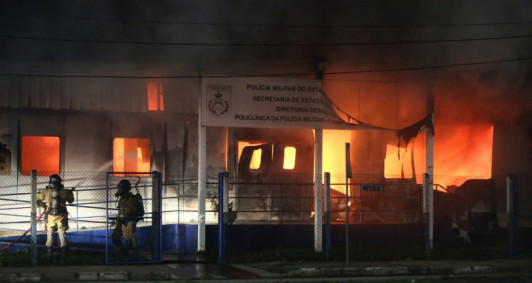 Incndio na Policlnica da PM (Foto: Rodrigo Silveira)