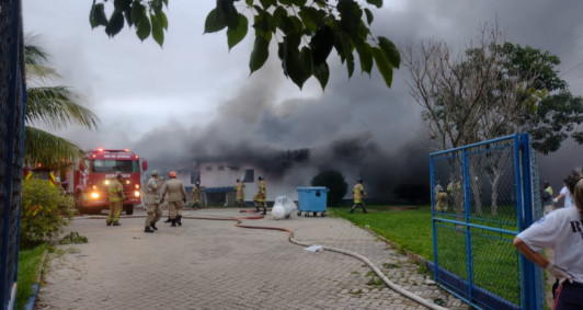 Incndio na Policlnica da PM (Foto: Rodrigo Silveira)