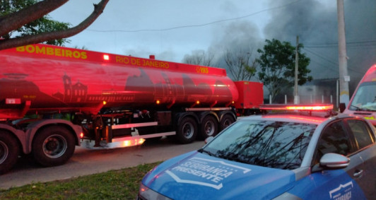 Incndio na Policlnica da PM (Foto: Rodrigo Silveira)