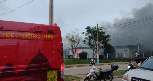 Incndio na Policlnica da PM (Foto: Rodrigo Silveira)