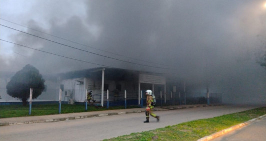 Incndio na Policlnica da PM (Foto: Rodrigo Silveira)