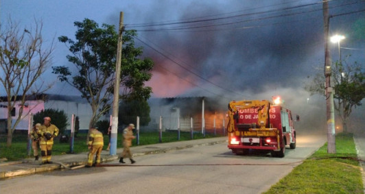 Incndio na Policlnica da PM (Foto: Rodrigo Silveira)