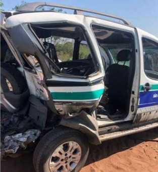 Parte do táxi ficou destruída