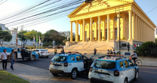 Viaturas est&atilde;o em frente ao pr&eacute;dio da C&acirc;mara
