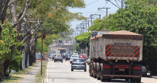 Carretas na Avenida Arhur Bernardes durante obra na estrada dos ceramistas