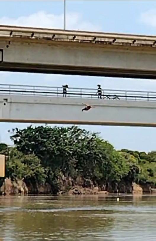 Banhistas no rio Paraíba do Sul