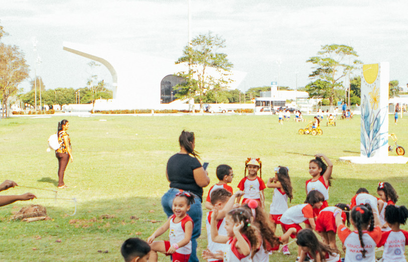 Crianças brincando na UENF / ASCOM 