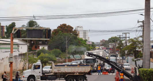 Obras na Avenida XV deixa tr&acirc;nsito lento na Rocha Le&atilde;o (Foto: Genilson Pessanha)