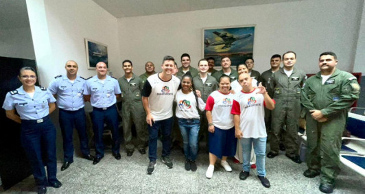 Atletas, coordenador e colaboradora embarcam em aeronave da Força Áerea Brasileira (FAB) para a premiação