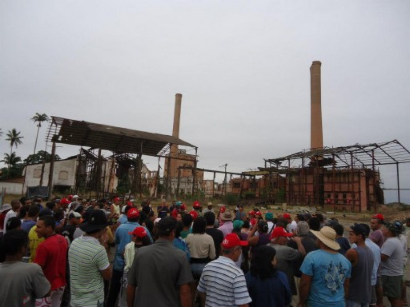 Trabalhadores rurais do MST em frente às ruínas da Usina 