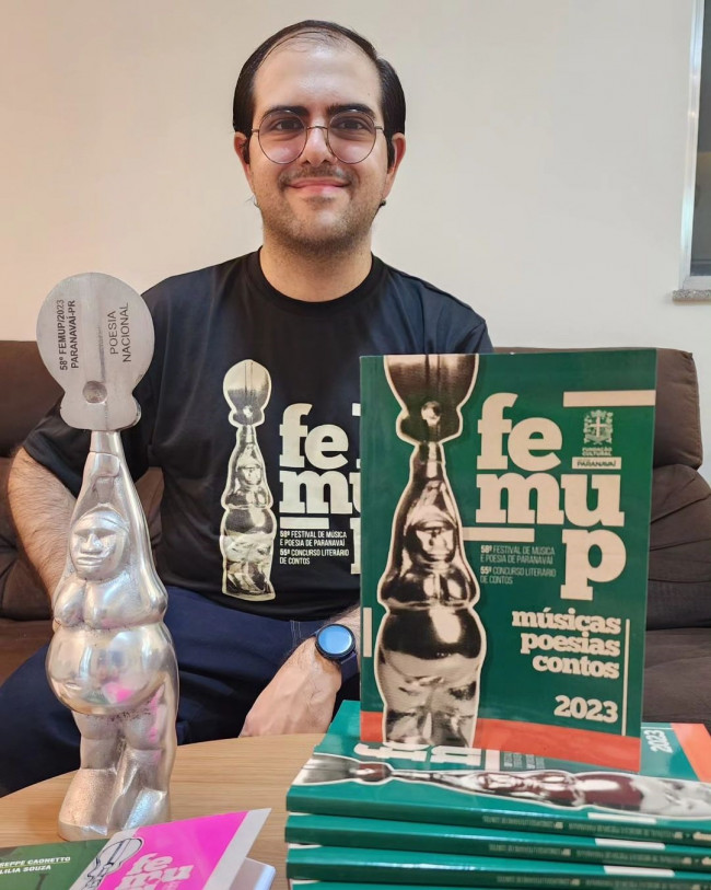 Ronaldo Junior com o troféu e a antologia do 58º Femup